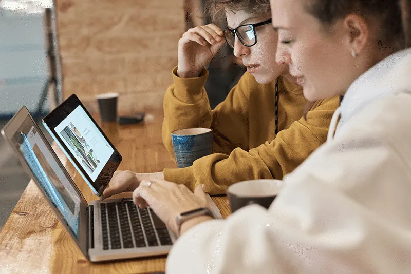 2 people working together on a laptop